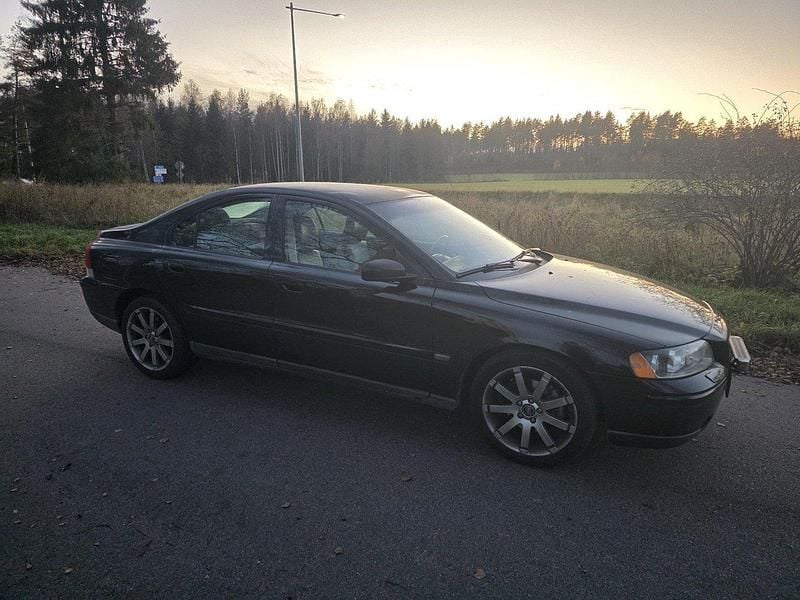 Svart Begagnad 2005 Volvo S60 Kinetic Sedan | 25 000 kr (Marknadspris) - Bild 1/3