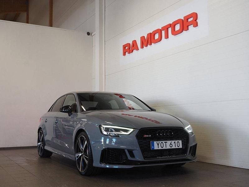 Grå (nardo grå) Begagnad 2017 Audi RS3 Design Halvkombi | 469 900 kr (Lite dyr) - Bild 1/3