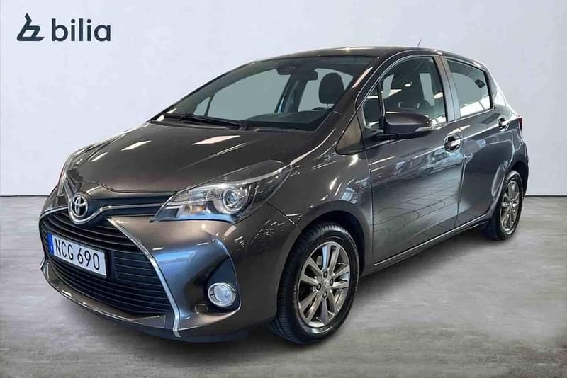 Grå Begagnad 2016 Toyota Yaris Halvkombi | 139 900 kr (Marknadspris) - Bild 1/1