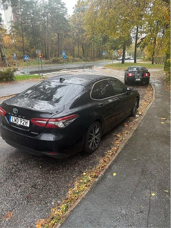 Svart Begagnad 2022 Toyota Camry Hybrid Executive Sedan | 333 000 kr (Lite dyr) - Bild 1/4