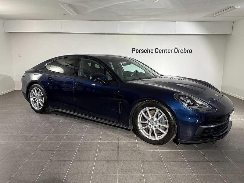 Blå Begagnad 2018 Porsche Panamera Halvkombi | 599 000 kr (Marknadspris) - Bild 1/4