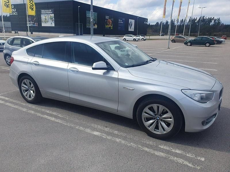 Grå Begagnad 2011 BMW 535 Gran Turismo Comfort Edition Halvkombi | 158 000 kr (Lite dyr) - Bild 1/4