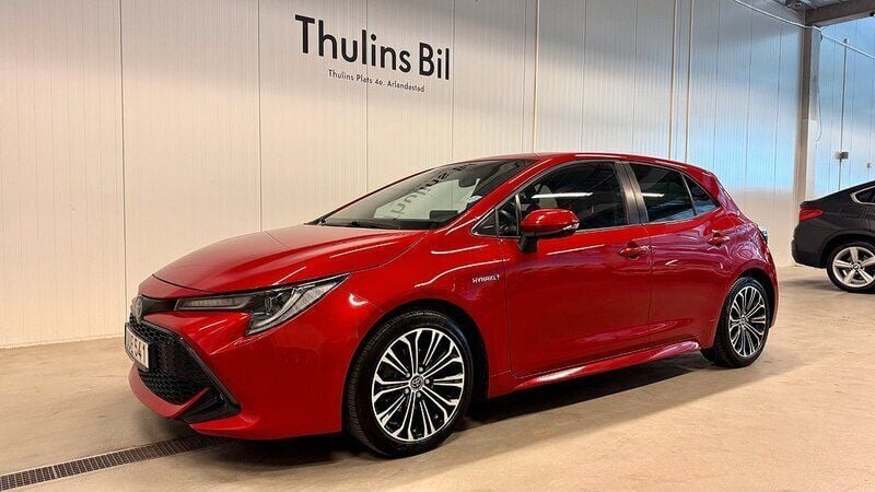 Röd Begagnad 2019 Toyota Corolla Hybrid Style Halvkombi | 219 900 kr (Marknadspris) - Bild 1/4
