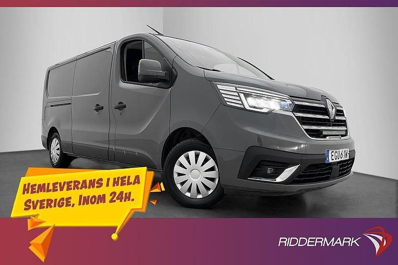 Grå Begagnad 2023 Renault Trafic Minibuss | 339 800 kr - Bild 1/3