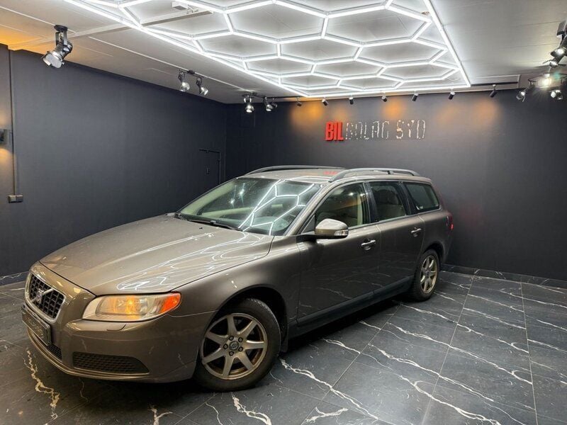 Grå Begagnad 2008 Volvo V70 Kinetic Kombi | 37 800 kr (Marknadspris) - Bild 1/4
