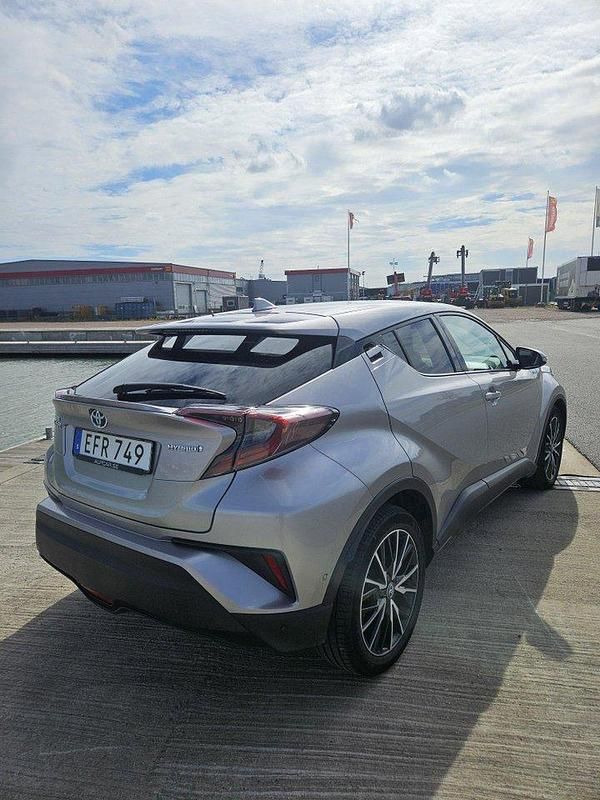 Grå Begagnad 2017 Toyota C-HR Executive SUV | 184 900 kr (Marknadspris) - Bild 1/4