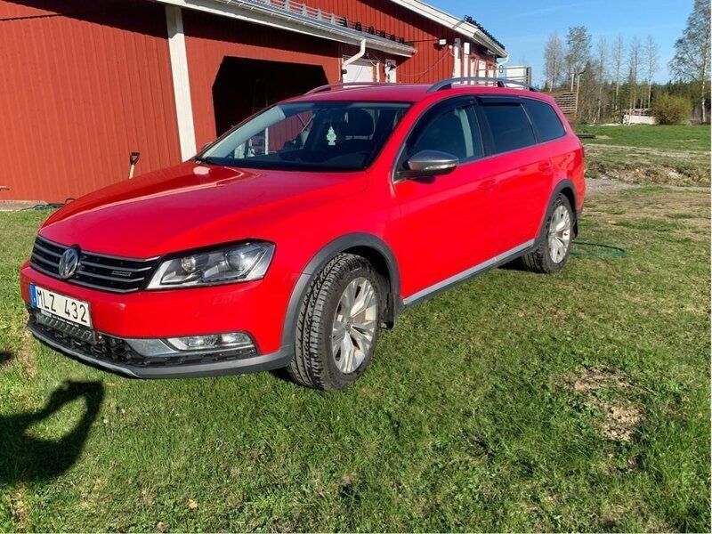 Röd Begagnad 2013 VW Passat Alltrack Kombi | 90 000 kr (Marknadspris) - Bild 1/4