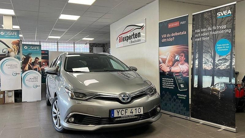 Ljusgrå Begagnad 2016 Toyota Auris Touring Sports Executive Kombi | 129 900 kr (Bra pris) - Bild 1/4