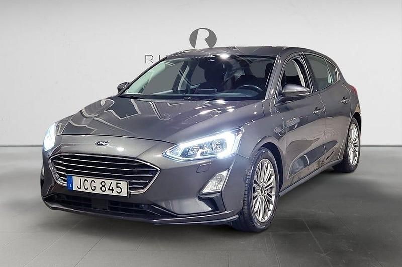 Grå Begagnad 2018 Ford Focus Titanium Halvkombi | 134 900 kr (Bra pris) - Bild 1/3
