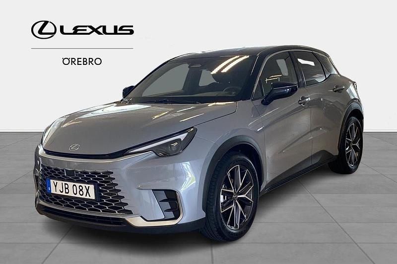 Grå Begagnad 2024 Lexus LBX SUV | 349 900 kr (Marknadspris) - Bild 1/4