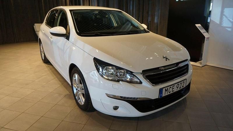 Vit Begagnad 2015 Peugeot 308 Active Halvkombi | 95 700 kr (Marknadspris) - Bild 1/4