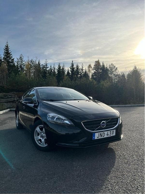 Svart Begagnad 2015 Volvo V40 Kombi | 116 000 kr (Marknadspris) - Bild 1/4