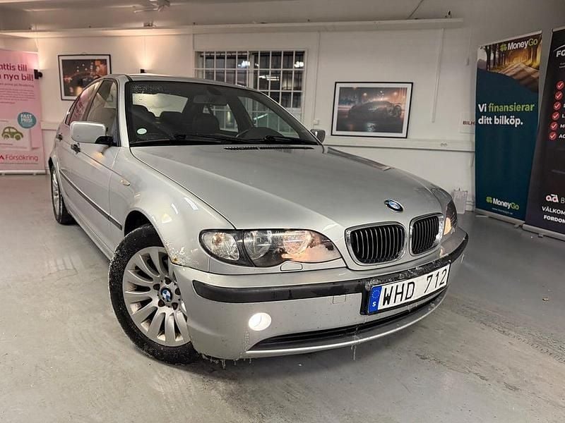 Grå Begagnad 2004 BMW 318 Sedan | 29 900 kr (Bra pris) - Bild 1/4