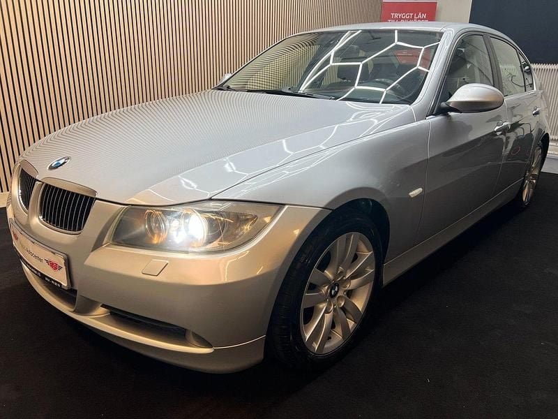 Ljusgrå (grå) Begagnad 2007 BMW 325 Advantage Sedan | 77 900 kr (Marknadspris) - Bild 1/4