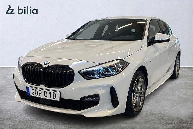 Vit Begagnad 2020 BMW 118 M Sport Halvkombi | 259 000 kr (Dyr) - Bild 1/4