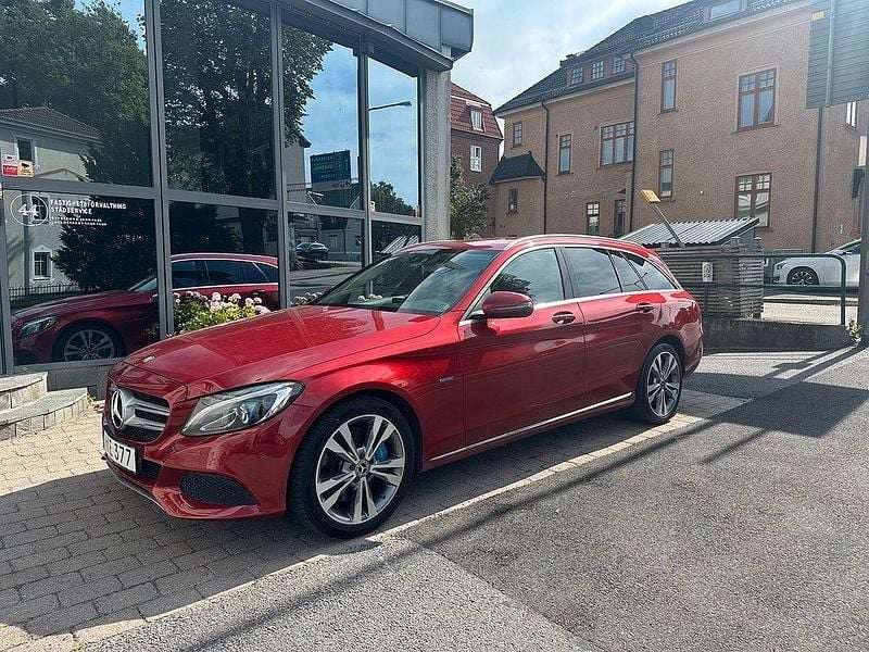 Röd Begagnad 2017 Mercedes C350e Avantgarde Kombi | 199 900 kr - Bild 1/4