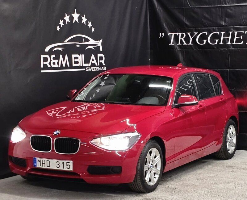 Röd Begagnad 2012 BMW 116 Comfort Edition Halvkombi | 74 800 kr (Lite dyr) - Bild 1/4
