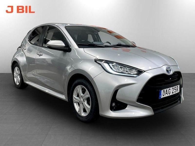 Silver Begagnad 2022 Toyota Yaris Hybrid Active Halvkombi | 169 900 kr (Bra pris) - Bild 1/3