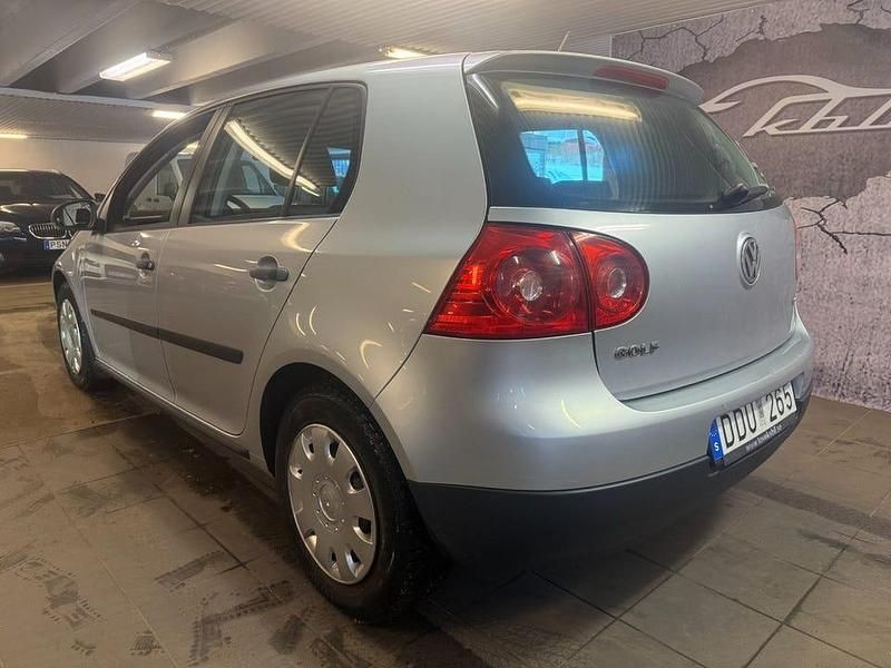 Begagnad VW Golf V 102 HK (75 kW) 2007 Silver