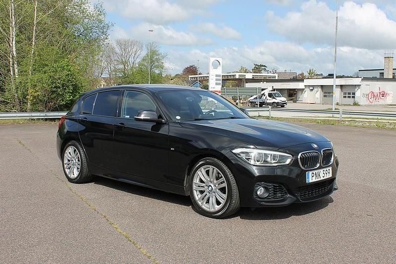 Svart (sapphire black metallic) Begagnad 2015 BMW 118 M Sport Halvkombi | 184 800 kr (Marknadspris) - Bild 1/4