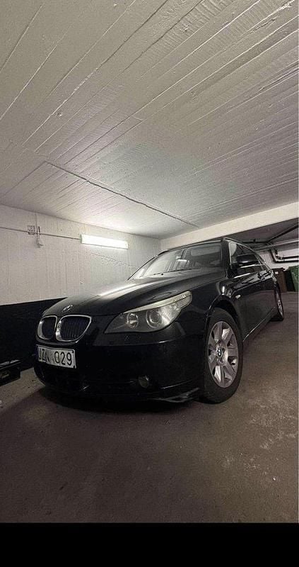 Svart Begagnad 2004 BMW 525 Kombi | 54 000 kr (Lite dyr) - Bild 1/3