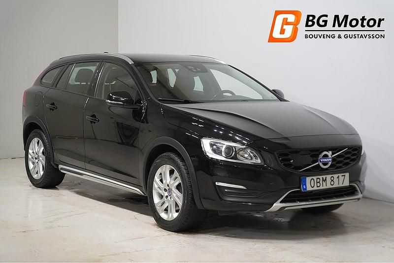 Svart (black solid stone) Begagnad 2016 Volvo V60 CC Momentum Kombi | 109 900 kr (Lite dyr) - Bild 1/4