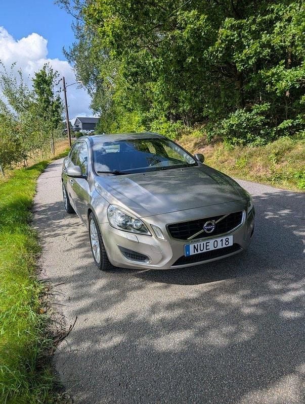 Brun Begagnad 2012 Volvo V60 Momentum Kombi | 92 000 kr (Bra pris) - Bild 1/4