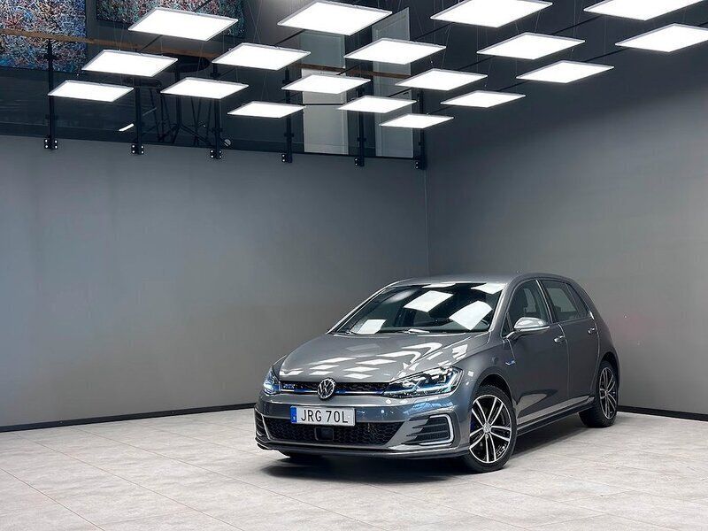 Mörkgrå Begagnad 2020 VW Golf VIII GTE Halvkombi | 219 900 kr (Marknadspris) - Bild 1/3