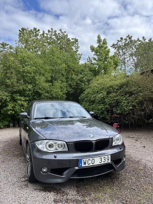 Grå Begagnad 2005 BMW 120 Halvkombi | 30 000 kr (Marknadspris) - Bild 1/4