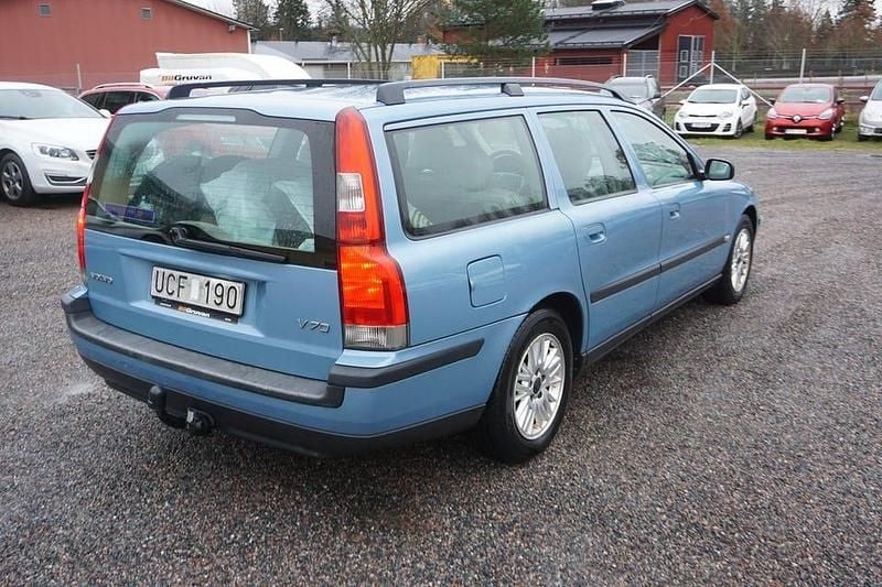Begagnad Volvo V70 140 HK (102 kW) 2003 Blå Kombi