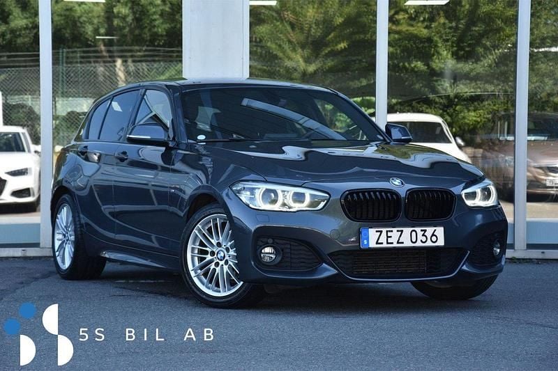 Grå Begagnad 2018 BMW 118 M Sport Halvkombi | 174 900 kr (Marknadspris) - Bild 1/4