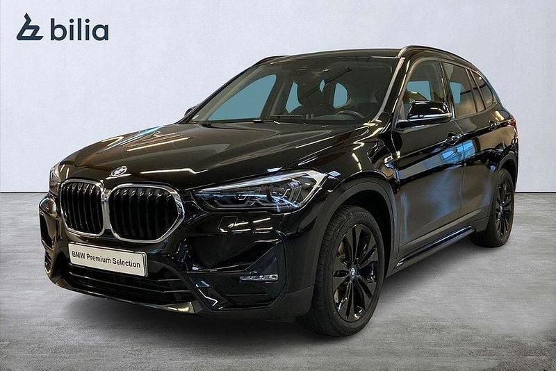 Svart Begagnad 2022 BMW X1 Sport Line SUV | 299 000 kr (Marknadspris) - Bild 1/4