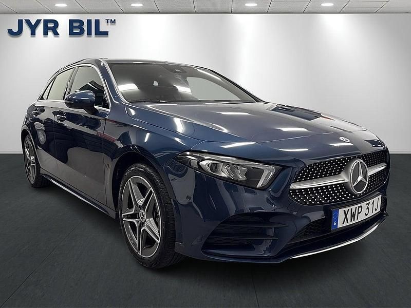 Blå Begagnad 2022 Mercedes A250 AMG Halvkombi | 329 700 kr (Marknadspris) - Bild 1/4