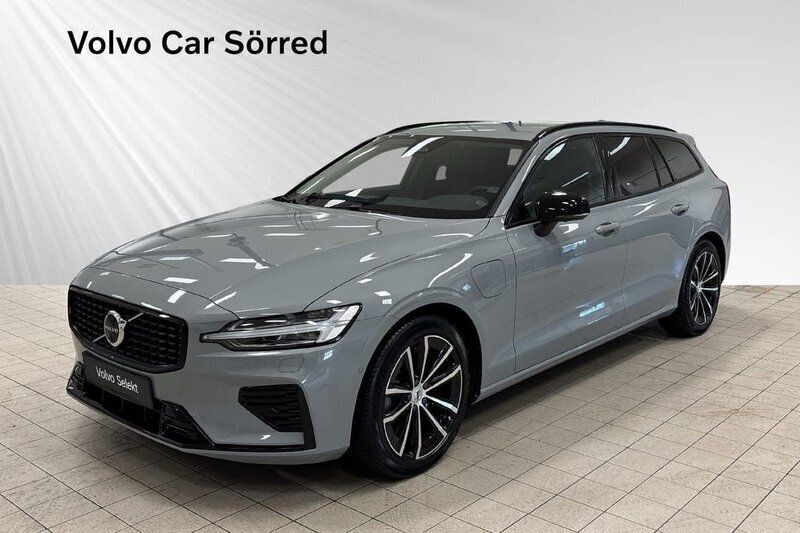 Grå Begagnad 2025 Volvo V60 Plus Kombi | 504 900 kr (Marknadspris) - Bild 1/3