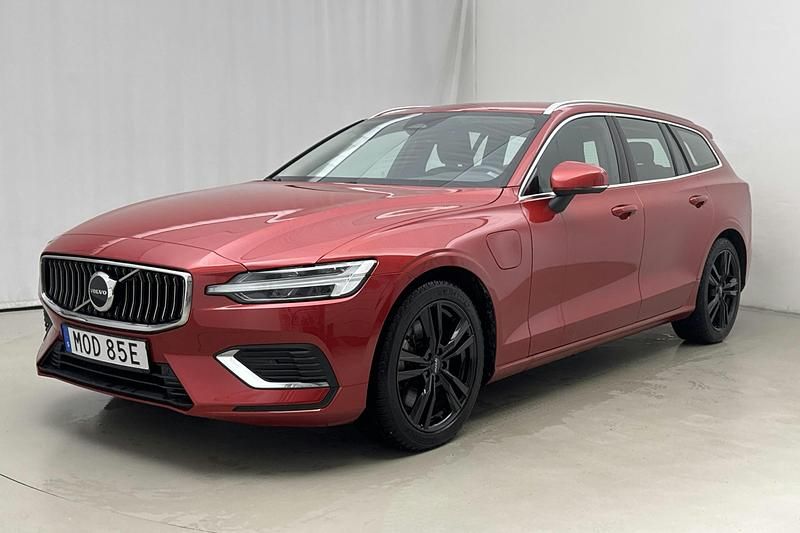 Röd Begagnad 2023 Volvo V60 Core Kombi | 369 000 kr - Bild 1/4