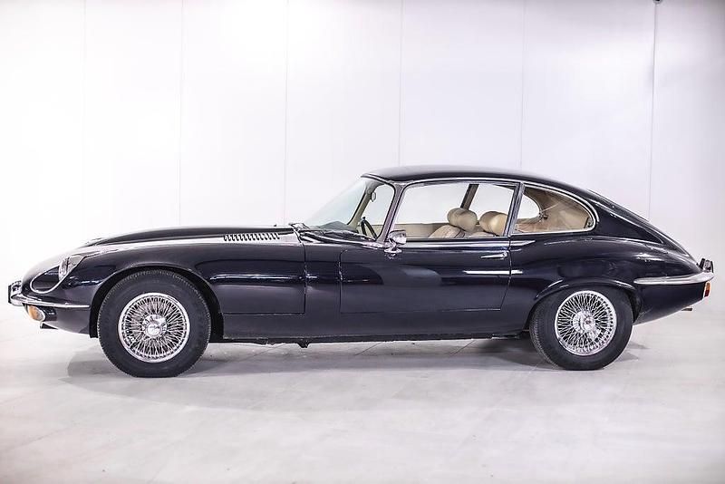 Begagnad Jaguar E-Type 276 HK (202 kW) 1971 Mörkblå Sportkupé