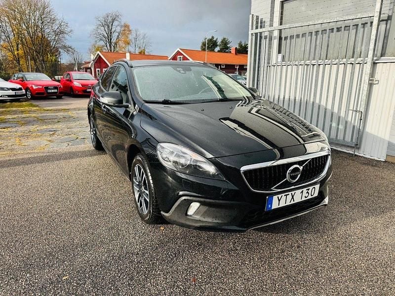 Svart Begagnad 2017 Volvo V40 CC Kombi | 149 900 kr (Marknadspris) - Bild 1/4