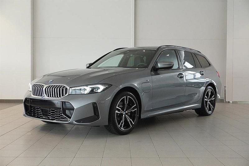 Grå Ny 2025 BMW 330e Efficient Dynamics Kombi | 643 700 kr (Bra pris) - Bild 1/4