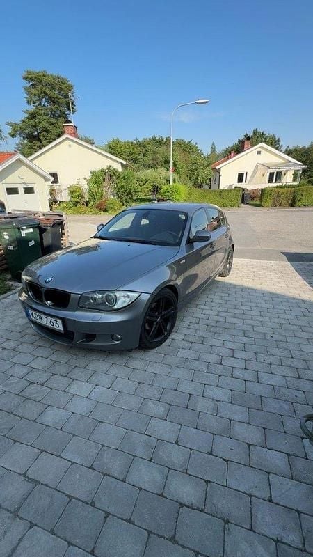 Grå Begagnad 2010 BMW 120 Advantage Halvkombi | 79 000 kr (Dyr) - Bild 1/4