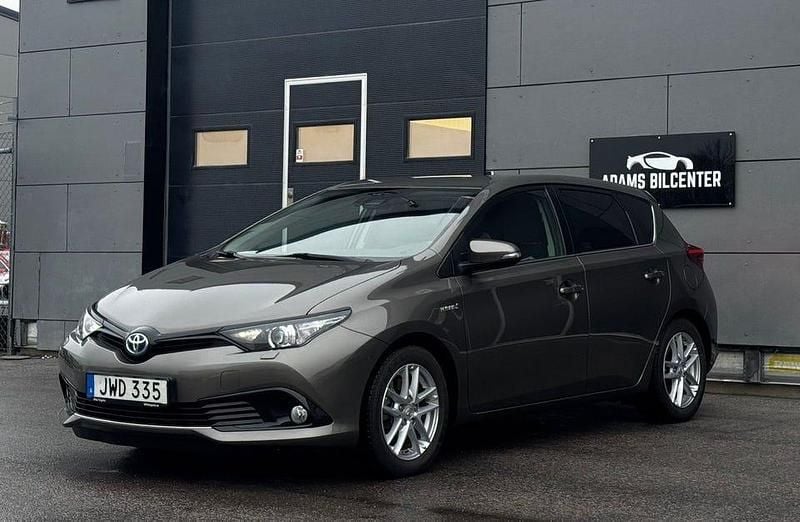 Begagnad Toyota Auris Hybrid Comfort 136 HK (100 kW) 2018 Grå Halvkombi