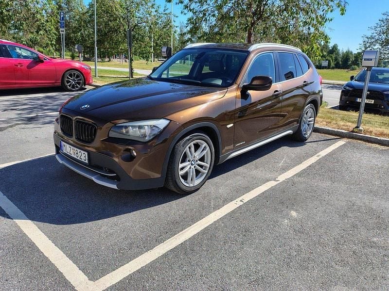 Brun Begagnad 2010 BMW X1 SUV | 94 000 kr (Marknadspris) - Bild 1/3