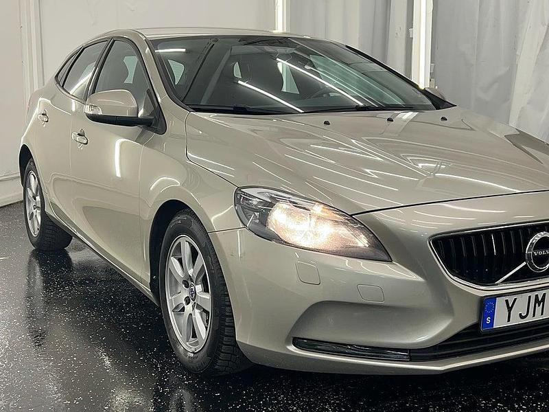Begagnad Volvo V40 Kinetic 120 HK (88 kW) 2016 Ljusbrun Halvkombi