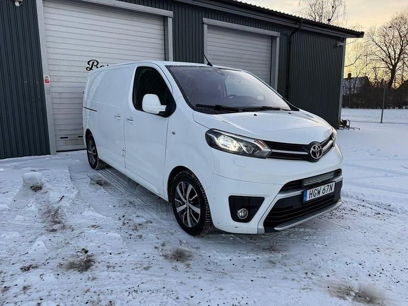 Vit Begagnad 2020 Toyota Proace Minibuss | 109 900 kr (Bra pris) - Bild 1/4