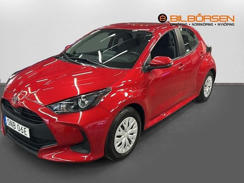 Röd Begagnad 2024 Toyota Yaris Hybrid Halvkombi | 259 900 kr (Lite dyr) - Bild 1/4