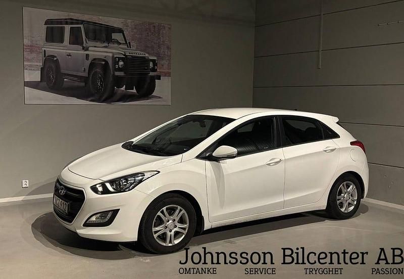 Vit Begagnad 2015 Hyundai i30 Halvkombi | 114 900 kr (Marknadspris) - Bild 1/4
