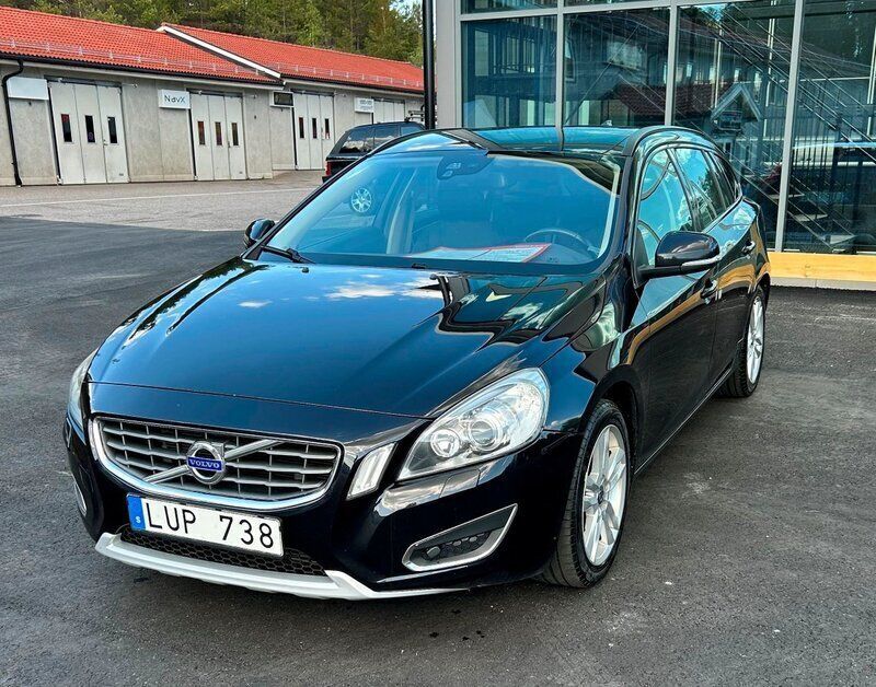 Svart Begagnad 2011 Volvo V60 Momentum Kombi | 99 500 kr (Marknadspris) - Bild 1/4