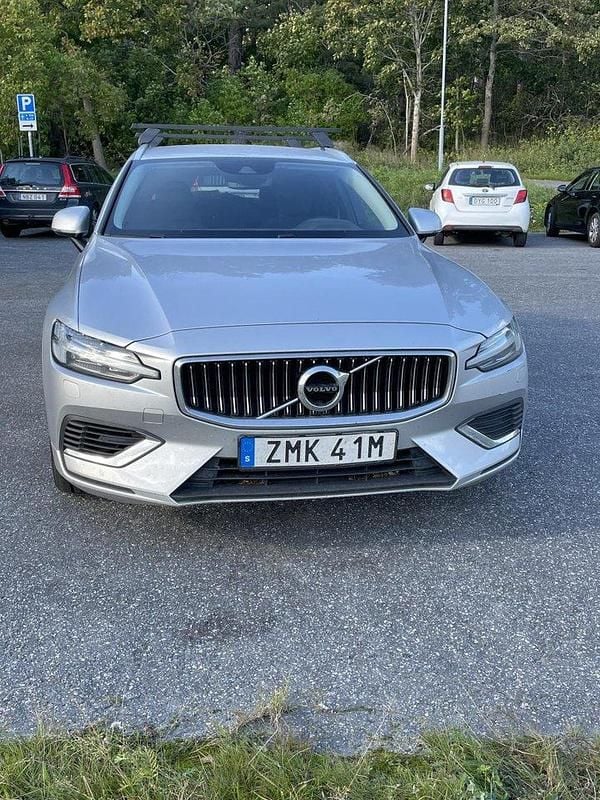 Silver Begagnad 2021 Volvo V60 Kombi | 295 000 kr (Marknadspris) - Bild 1/3