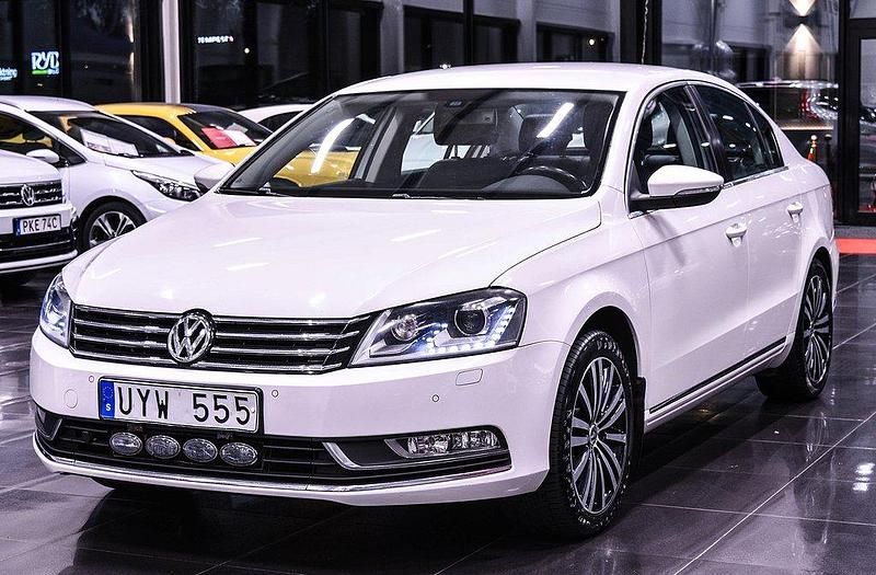 Vit Begagnad 2012 VW Passat Sedan | 99 900 kr (Marknadspris) - Bild 1/4