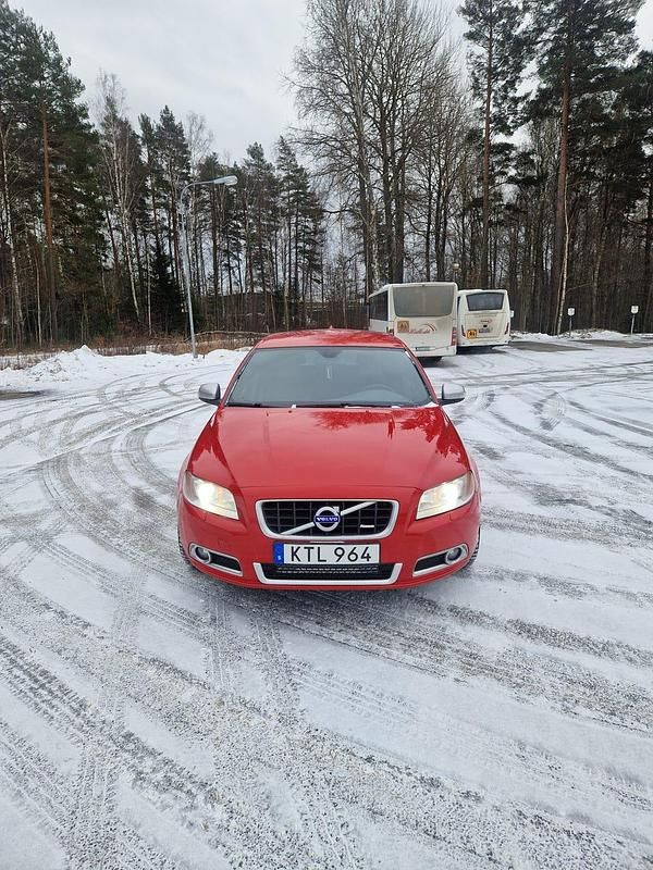 Begagnad Volvo V70 231 HK (169 kW) 2011 612 passion red Kombi
