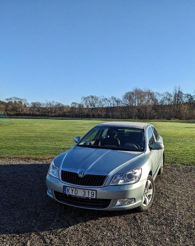 Grön Begagnad 2011 Skoda Octavia Elegance Halvkombi | 47 000 kr (Superpris) - Bild 1/4